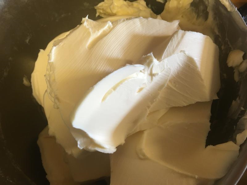 バターマーガリンを白くなるまで攪拌する